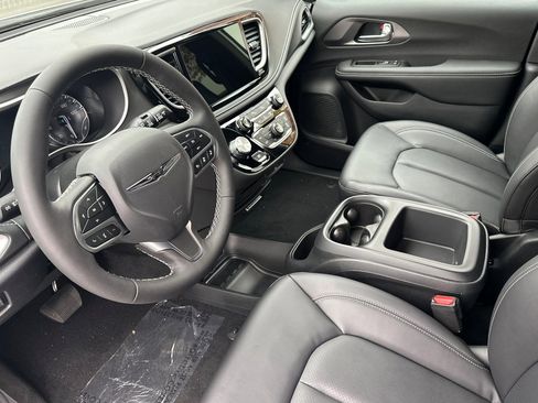 New 2026 Chrysler Pacifica Select image 10