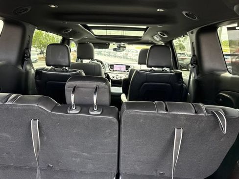 Used 2025 Chrysler Pacifica Limited FWD image 11