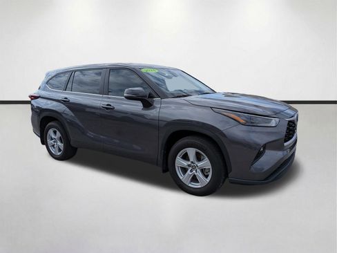 Used 2024 Toyota Highlander LE AWD/4WD image 2