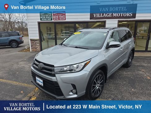Used 2018 Toyota Highlander SE image 1