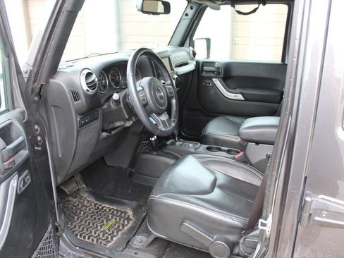 Used 2017 Jeep Wrangler Unlimited Rubicon w/ Connectivity Group AWD/4WD image 10