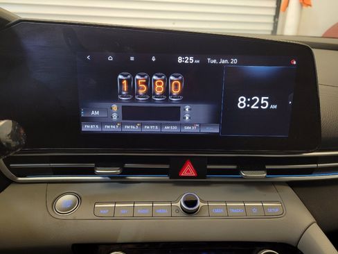 Used 2021 Hyundai Elantra Limited FWD image 25