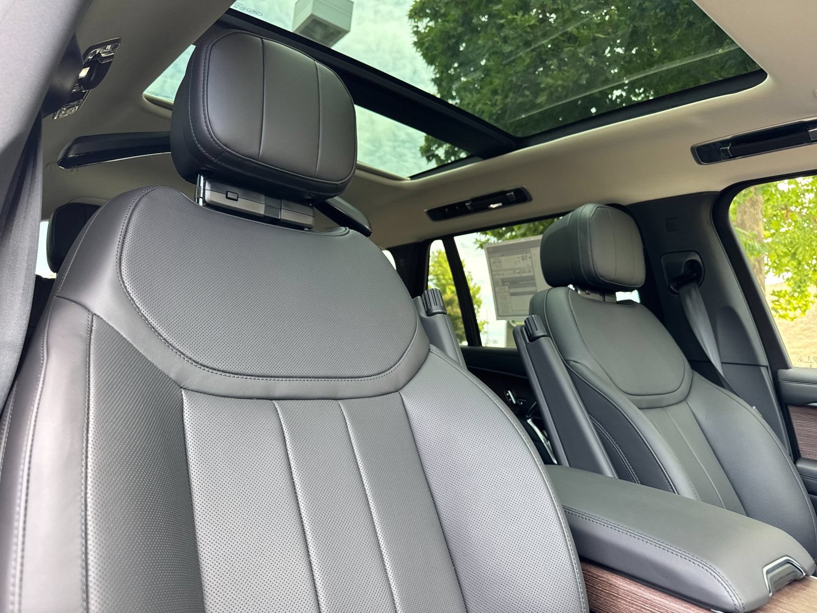 New 2026 Land Rover Range Rover Long Wheelbase SE AWD/4WD image 17