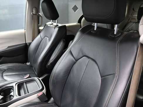 Used 2018 Chrysler Pacifica Touring-L FWD image 12