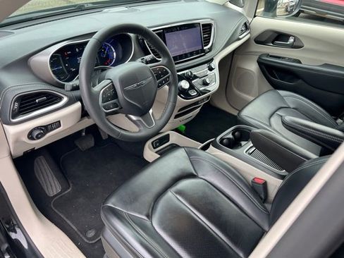 Used 2023 Chrysler Pacifica Touring-L image 13