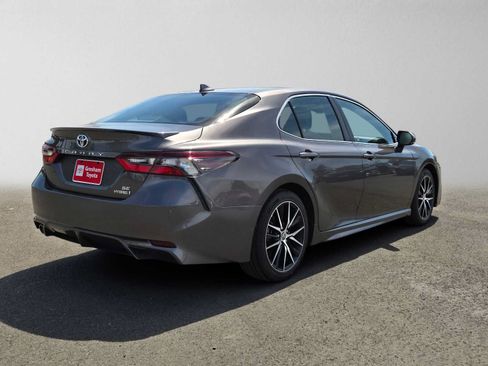 Used 2023 Toyota Camry SE FWD image 3
