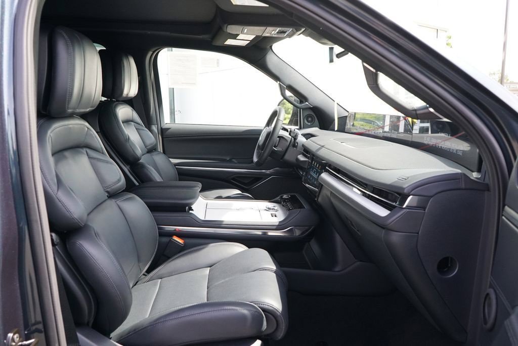 New 2026 Lincoln Navigator Reserve w/ Jet Appearance Package AWD/4WD image 9