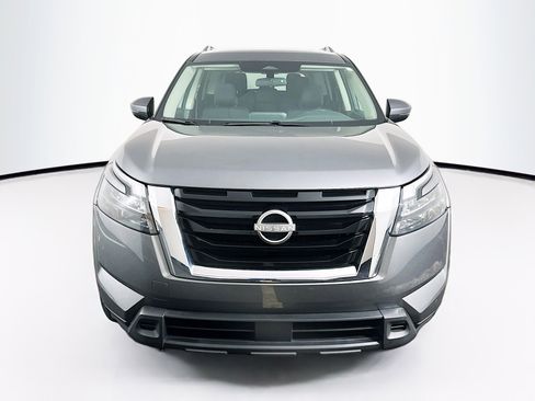 Used 2024 Nissan Pathfinder SV image 2