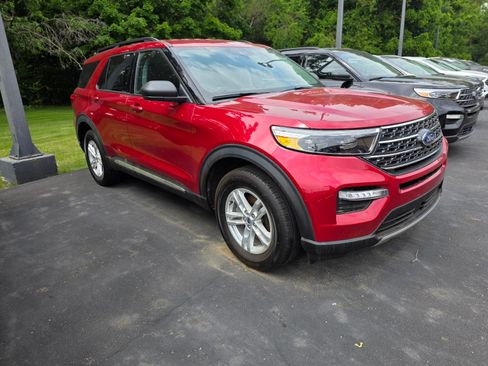 Used 2022 Ford Explorer XLT w/ Equipment Group 202A AWD/4WD image 4