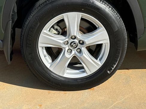 Used 2023 Toyota Highlander LE FWD image 9
