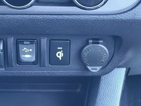 Used 2018 Toyota Tacoma TRD Sport AWD/4WD image 30
