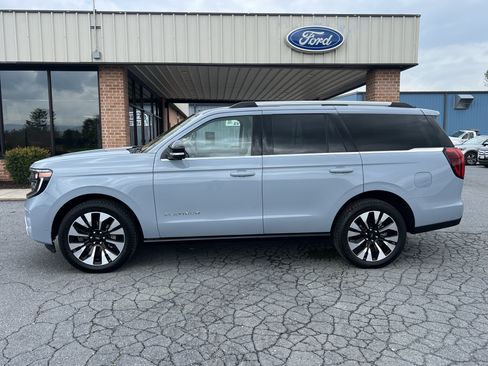 Used 2025 Ford Expedition Platinum w/ Driver's Package AWD/4WD image 1