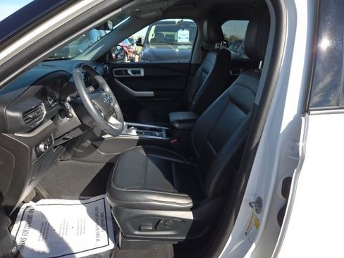 Used 2022 Ford Explorer XLT w/ Equipment Group 202A image 9