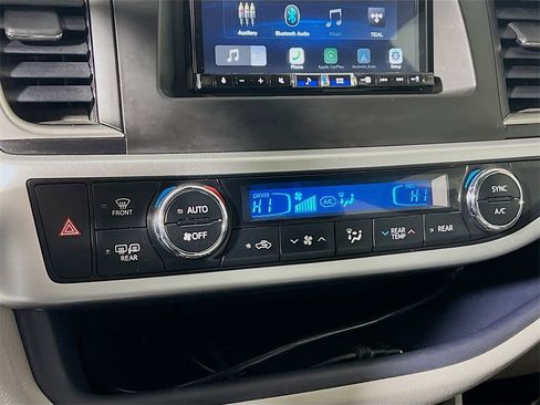 Used 2018 Toyota Highlander XLE w/ Carpet Mat Package (TMS) image 15