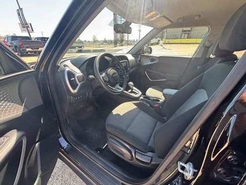 Used 2023 Kia Soul LX w/ LX Technology Package FWD image 11