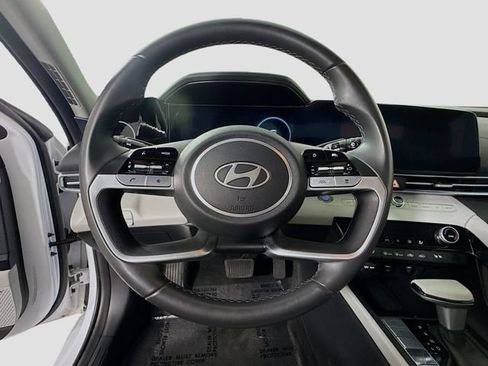 Used 2025 Hyundai Elantra Limited FWD image 11