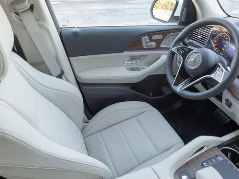 Certified 2025 Mercedes-Benz GLS 450 4MATIC image 24