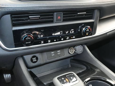Used 2025 Nissan Rogue SV FWD image 25