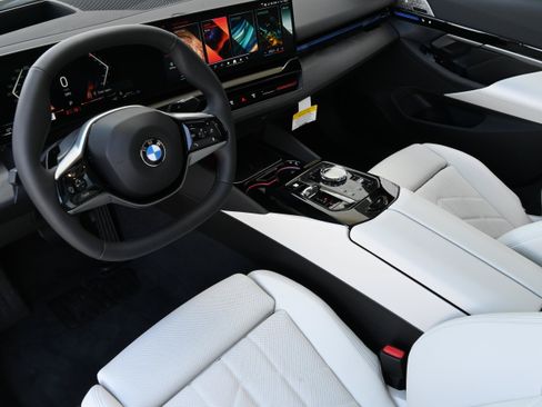 Used 2026 BMW 530i w/ Executive Package RWD image 7