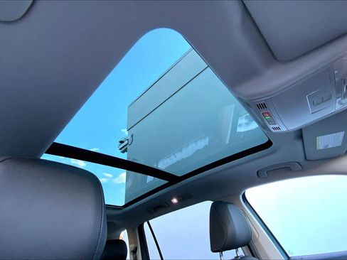 Used 2020 Volkswagen Tiguan SE w/ Panoramic Sunroof Package image 14