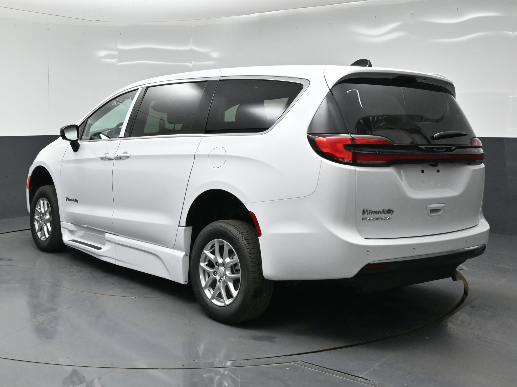 Used 2027 Chrysler Pacifica Select FWD image 5