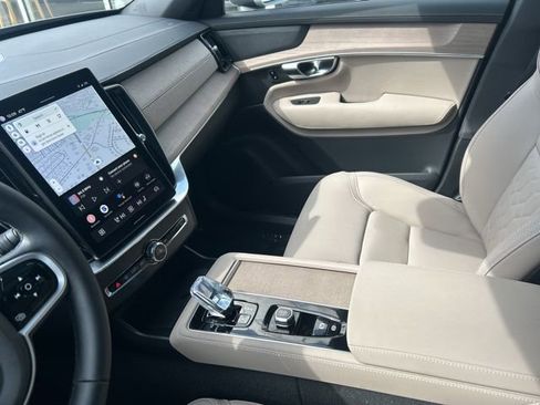 Used 2025 Volvo XC90 B6 Plus image 19