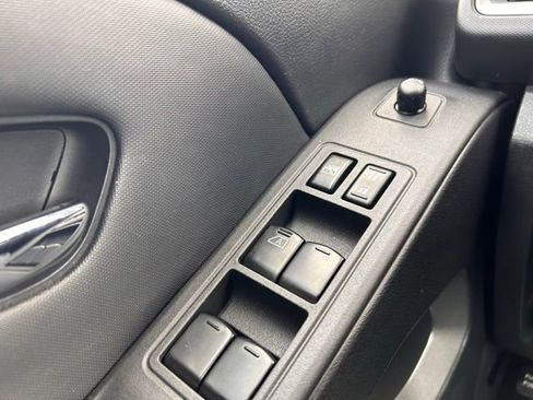 Used 2023 Nissan Frontier SV image 15