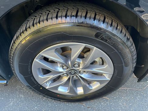 Used 2025 Toyota Sienna XLE image 33