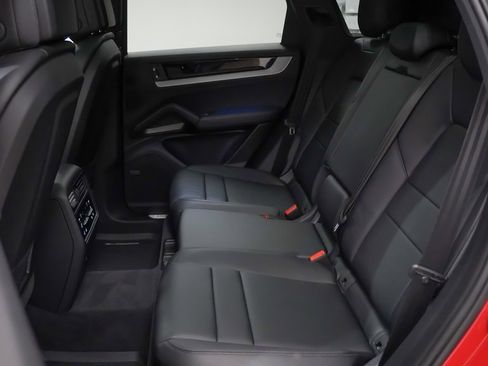 Certified 2025 Porsche Cayenne image 18
