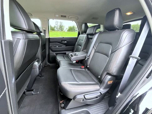 Used 2023 Nissan Pathfinder SL image 19