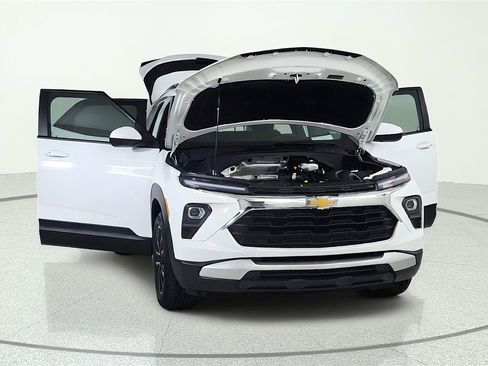 Used 2025 Chevrolet TrailBlazer LT FWD image 9