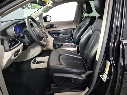 Used 2024 Chrysler Pacifica Touring-L image 9