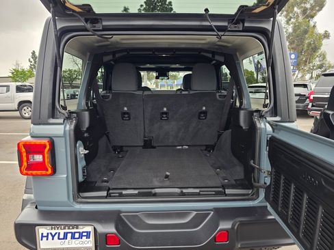 Used 2025 Jeep Wrangler Unlimited Rubicon image 13