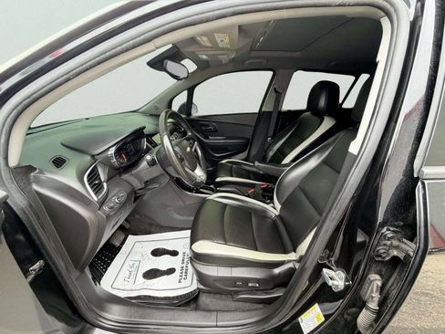 Used 2018 Chevrolet Trax Premier w/ Midnight Edition FWD image 18