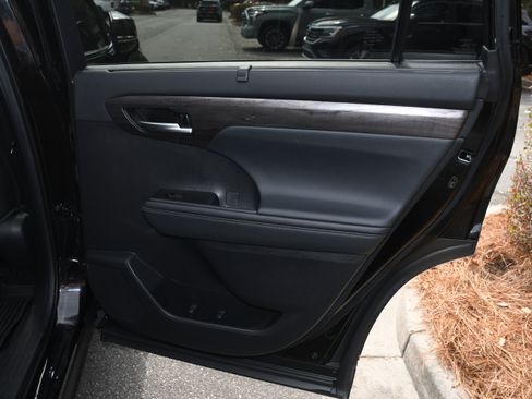 Certified 2021 Toyota Highlander Platinum image 22