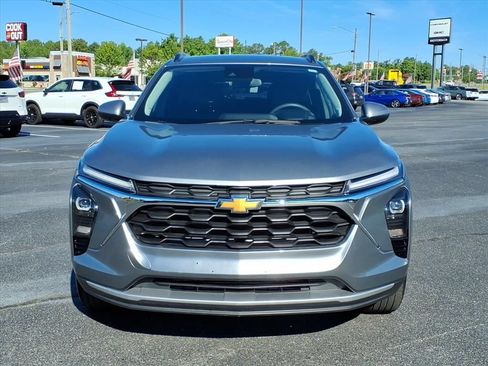 Used 2025 Chevrolet Trax LT FWD image 2