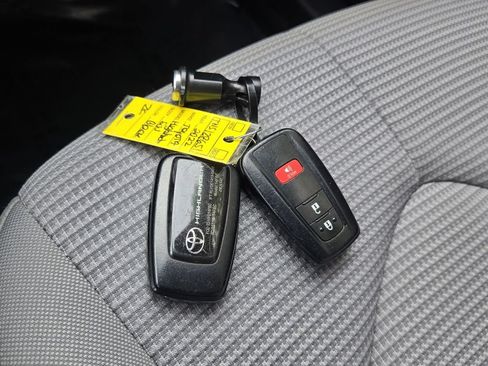 Used 2022 Toyota Highlander L FWD image 18