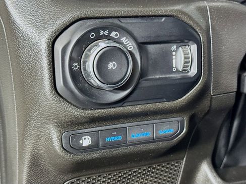 Used 2023 Jeep Wrangler Unlimited Sahara w/ Cold Weather Group image 18