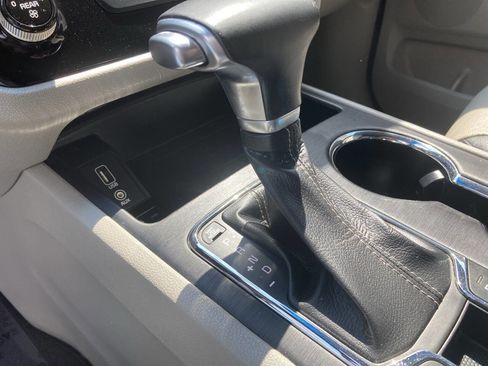 Used 2019 Kia Sedona EX image 25