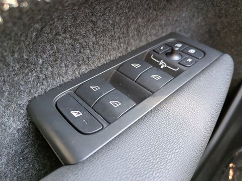 Certified 2025 Volvo XC40 B5 Plus image 25