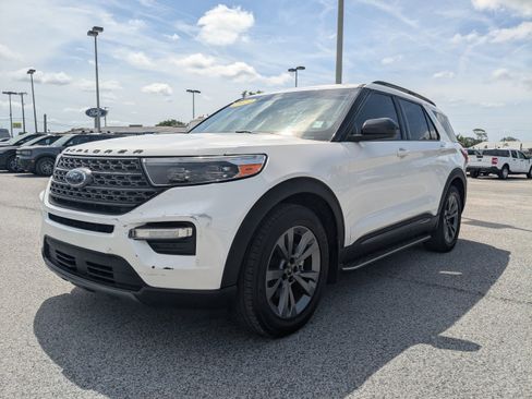 Certified 2023 Ford Explorer XLT w/ Equipment Group 202A RWD image 8
