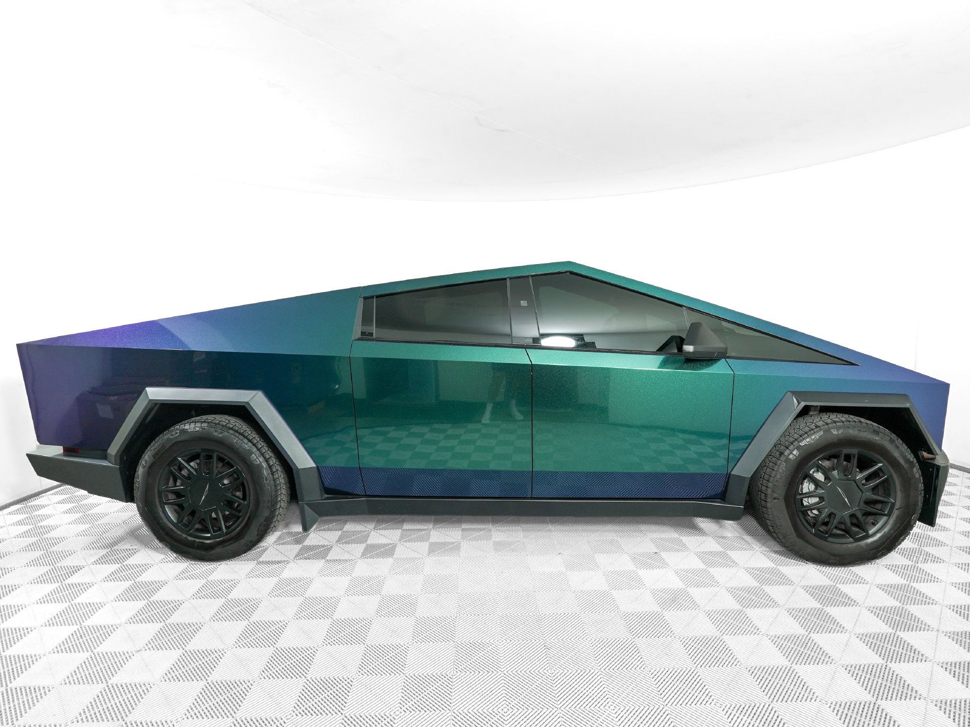 Used 2025 Tesla Cybertruck AWD Crew Cab image 4