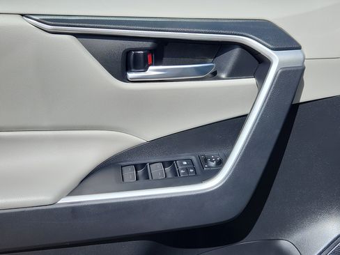 Used 2022 Toyota RAV4 XLE w/ Convenience Package image 6