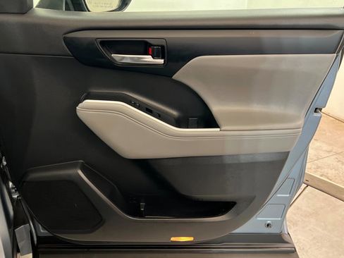 Used 2021 Toyota Highlander XLE image 23