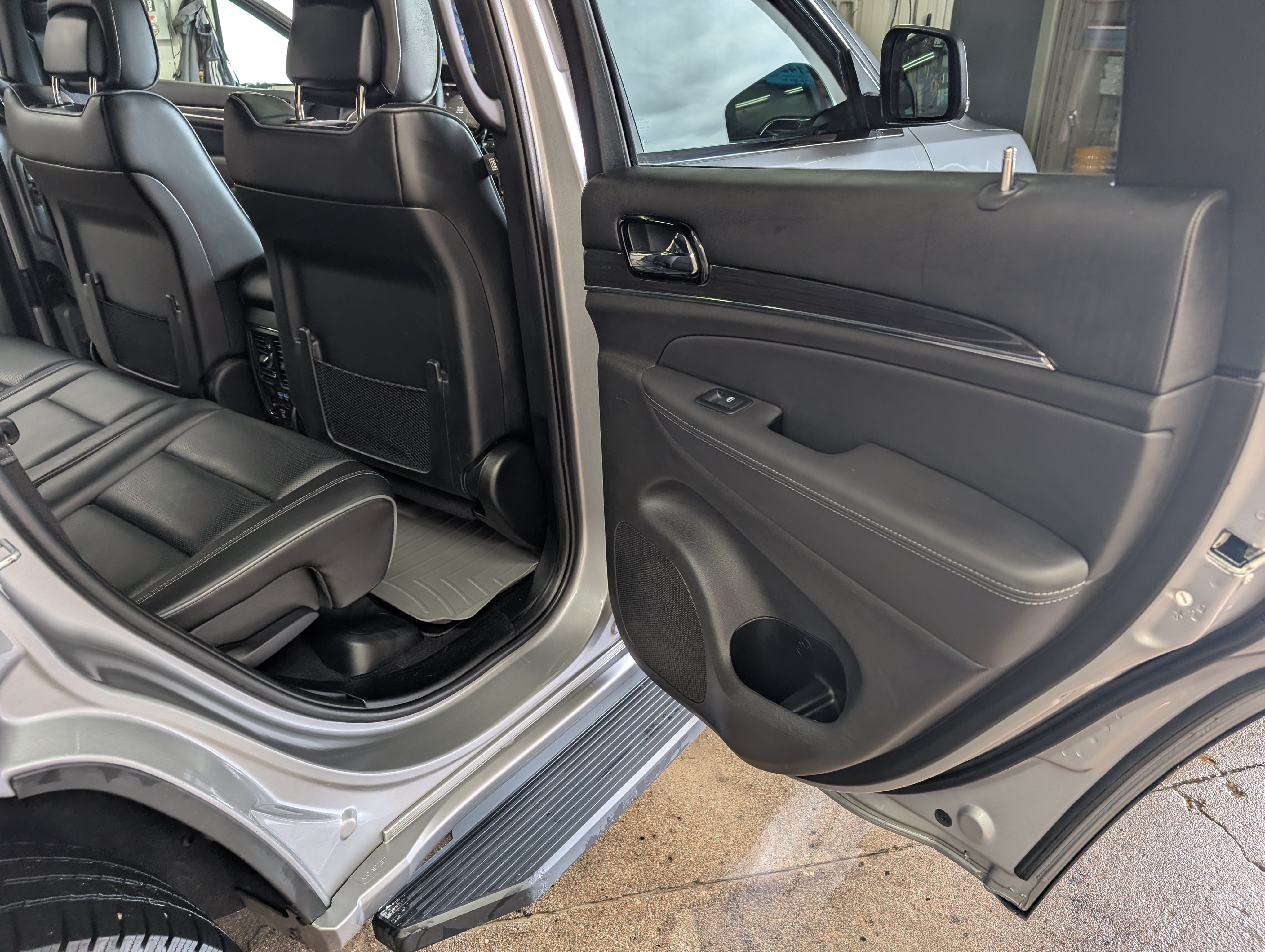 Used 2019 Jeep Grand Cherokee Overland AWD/4WD image 7