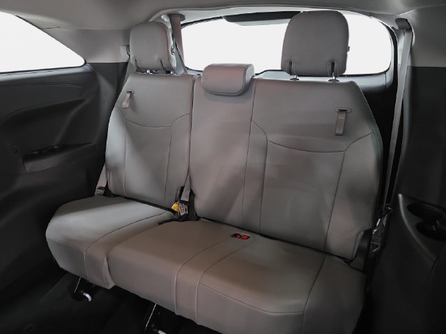 Used 2025 Toyota Sienna XLE FWD image 34