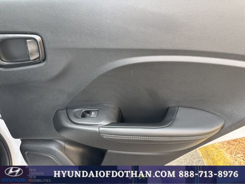 Certified 2022 Hyundai Venue Limited FWD image 16