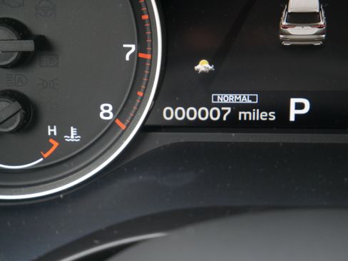 Used 2025 Mitsubishi Outlander AWD image 32