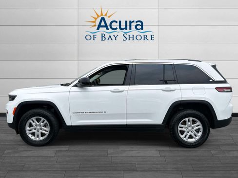 Used 2023 Jeep Grand Cherokee Laredo w/ Luxury Tech Group I AWD/4WD image 2