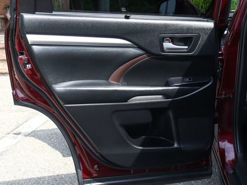 Used 2019 Toyota Highlander XLE image 40